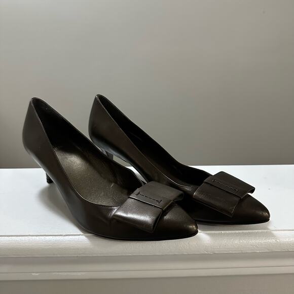 Stuart Weitzman Shoes - Stuart Weitzman Bronze Bow Detail Leather Pumps Size 7 small kitten heel